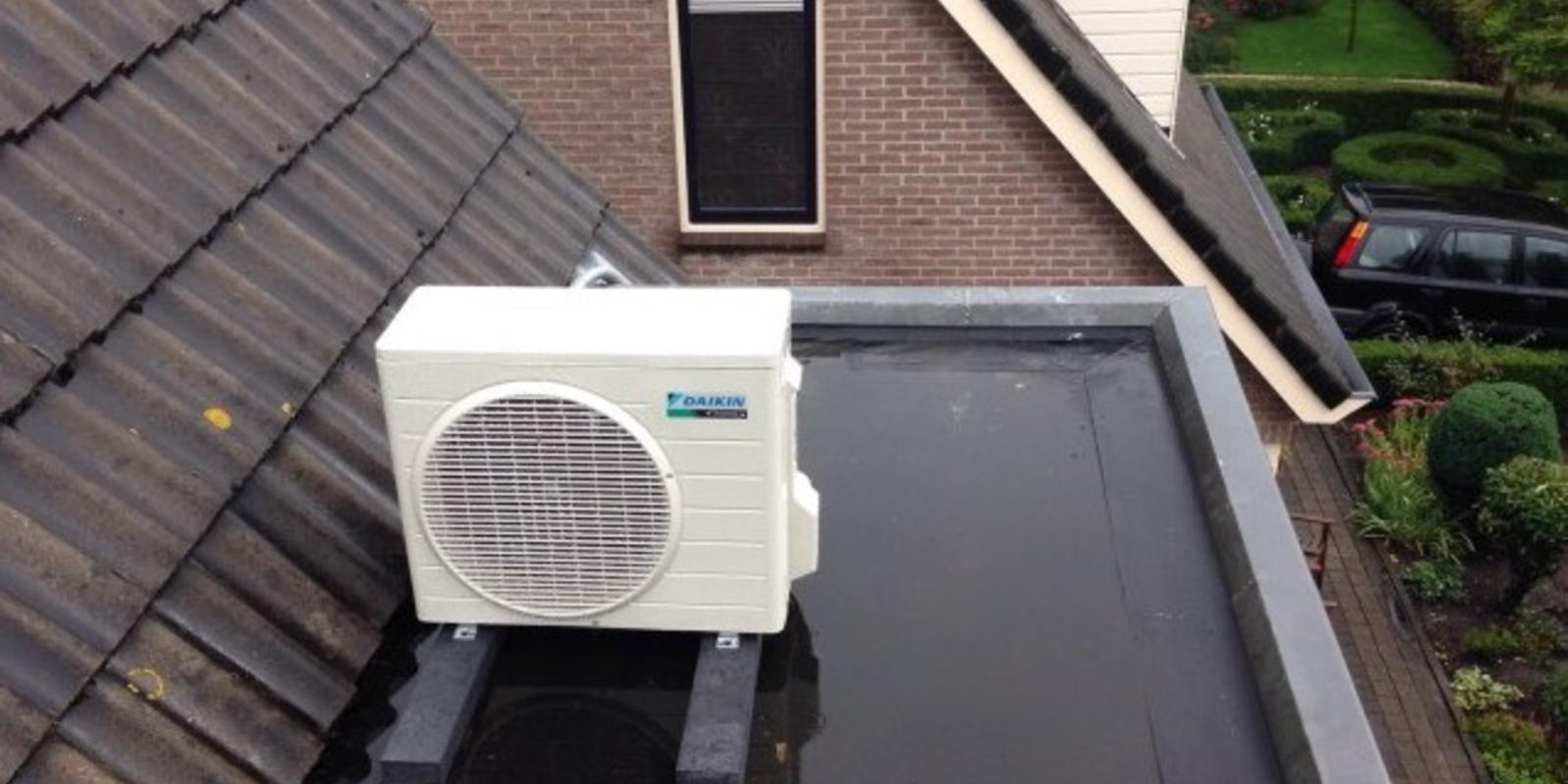 airco buitenunit op dakkapel
